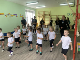 На зарядку – с родителями! На зарядку – с родителями!.